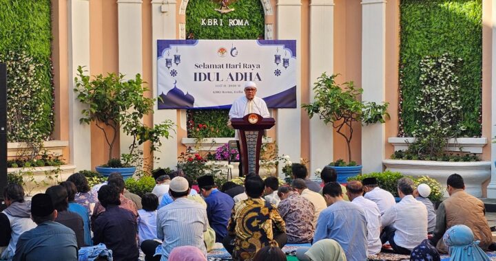 Untuk Pertama Kalinya, KBRI Roma Bagikan Bingkisan Daging Kurban kepada Jamaah Salat Iduladha